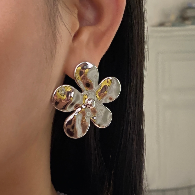 HUJAI Flower Earrings - Pair