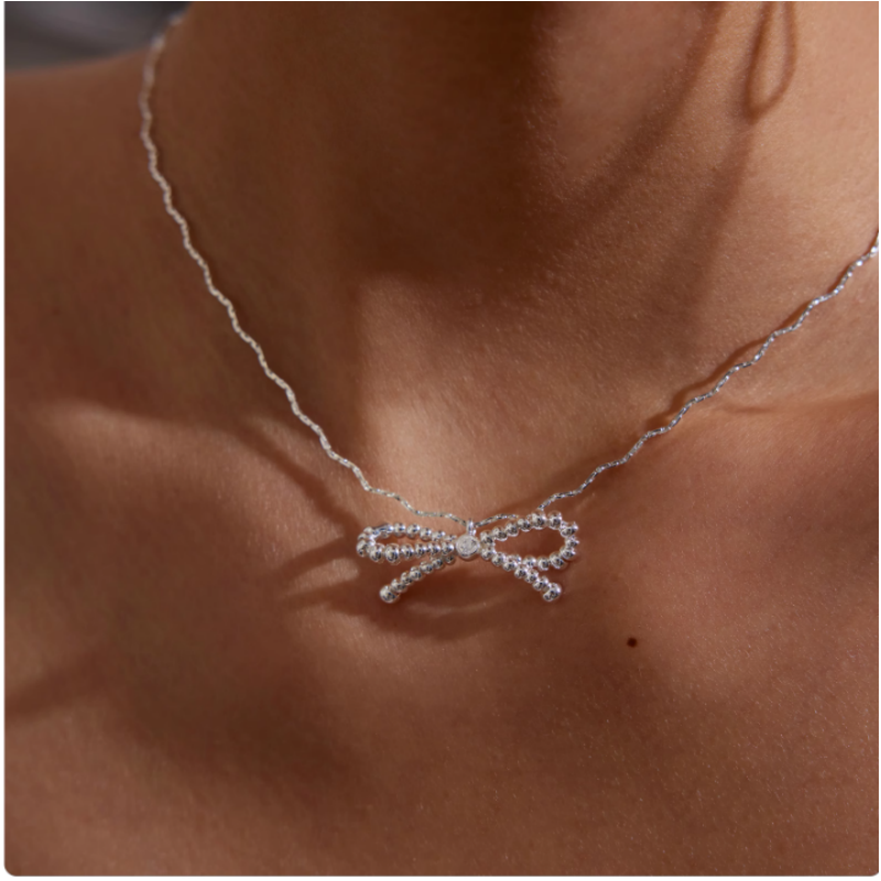 LEIRO Diamante Bow Necklace
