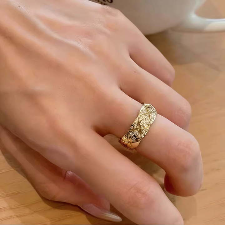 GINEI Medium Diamond Quilted Ring