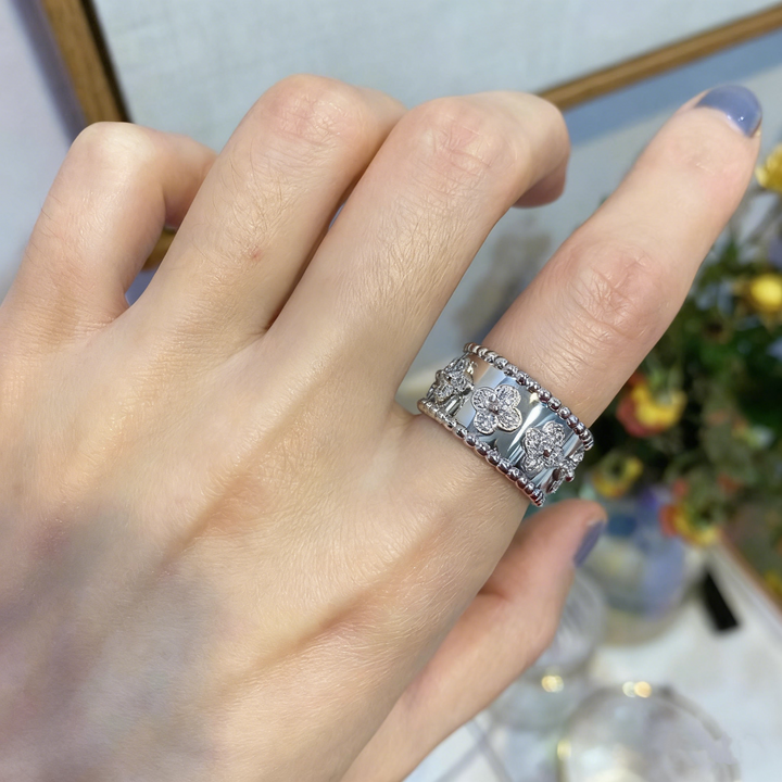 WNUAO Flower Wide Band Ring