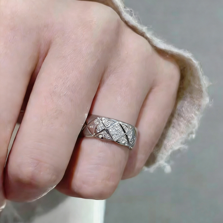 GINEI Medium Diamond Quilted Ring